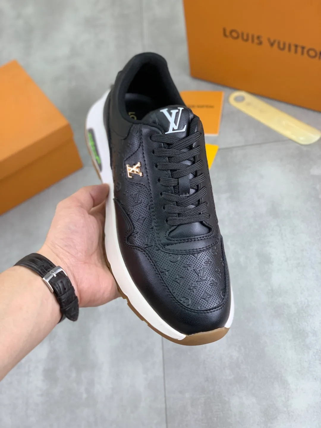 Men's Men's Shoes 💰P440💰【New Style】Yangli🆘 💭💭New model launched【LOUlS VUlTTON】Louis Vuitton's new low-top men's shoes, high quality, support inspection! This style comes from Italy with a variety of styles, very energetic and creative, giving people a comfortable and atmospheric visual impact❗Synchronization, the upper is made of silk calfskin with original LV, imported soft sheepskin lining🐑Purely hand-stitched; LV original rubber outsole 2️⃣color options available Size: 38~44